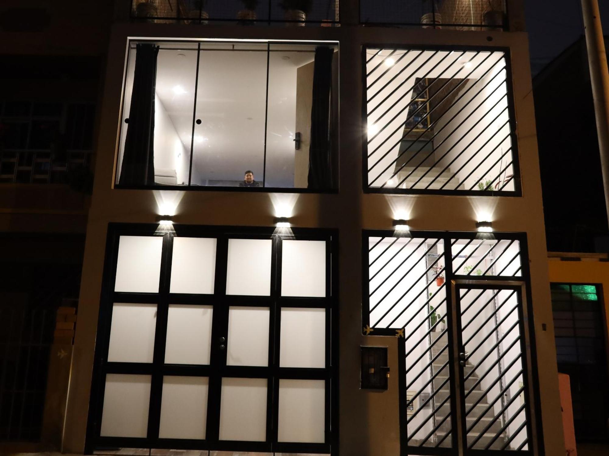 Sabina Aeropuerto Hostel Лима Екстериор снимка